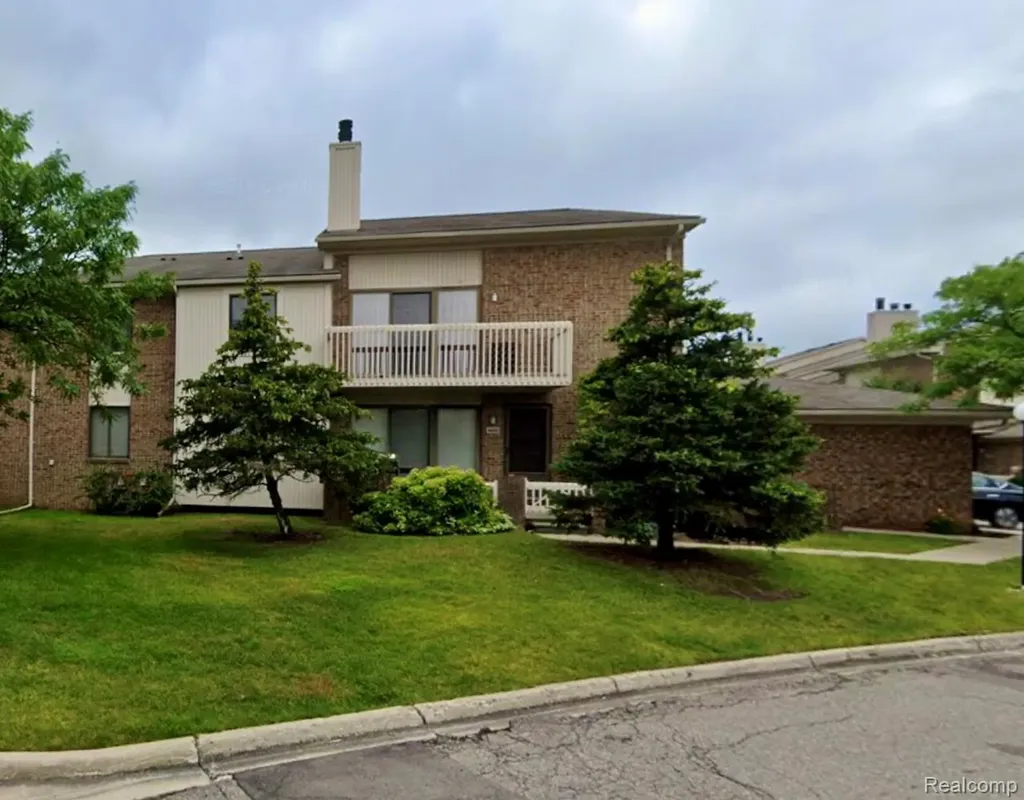 6693 Maple Lakes Drive West Bloomfield Charter Township MI 48322
