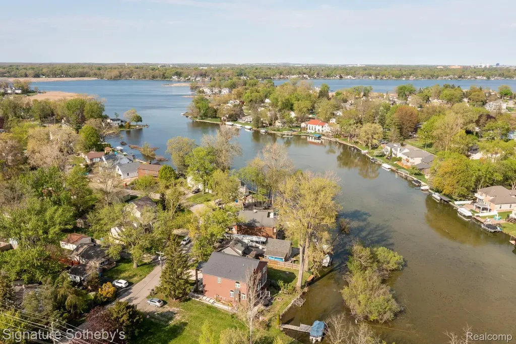 1389 S Cass Lake Road Waterford Charter Township MI 48328
