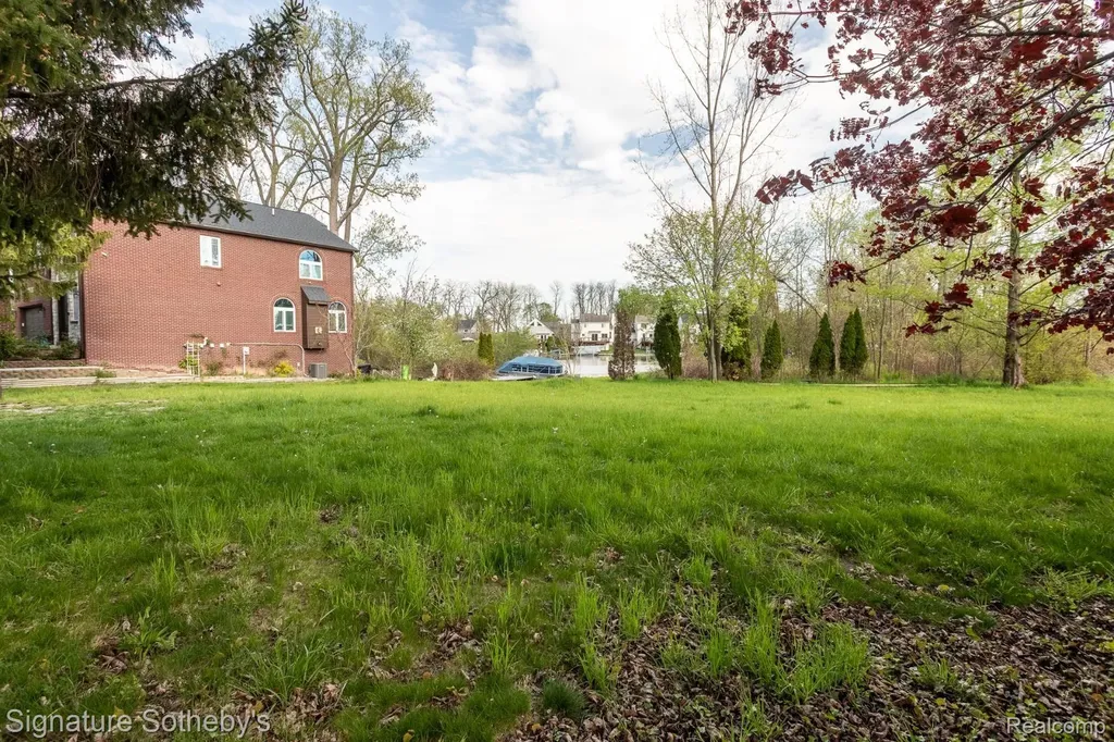 1389 S Cass Lake Road Waterford Charter Township MI 48328