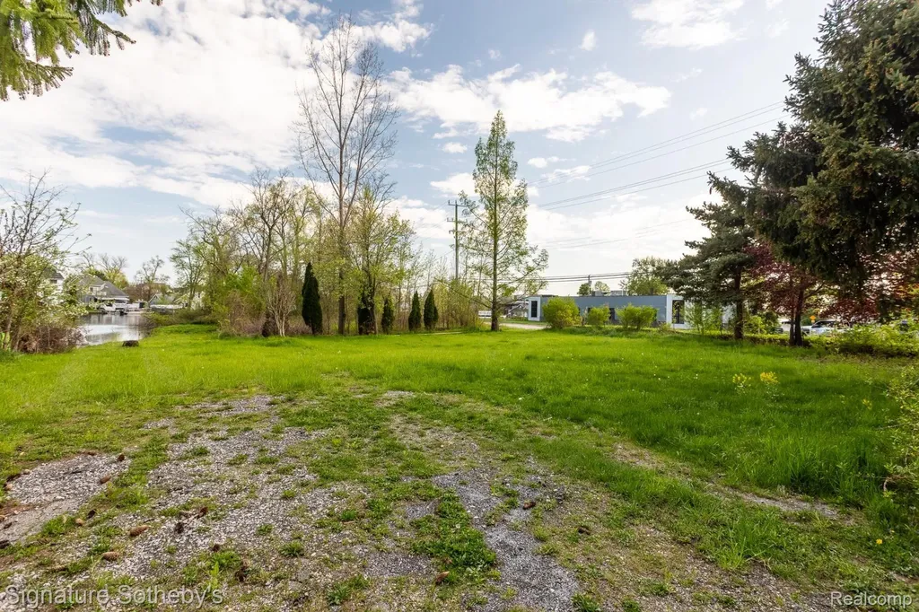 1389 S Cass Lake Road Waterford Charter Township MI 48328