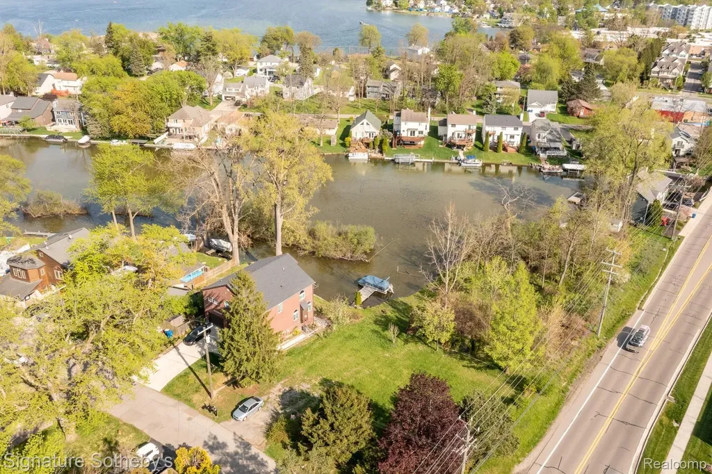 1389 S Cass Lake Road Waterford Charter Township MI 48328
