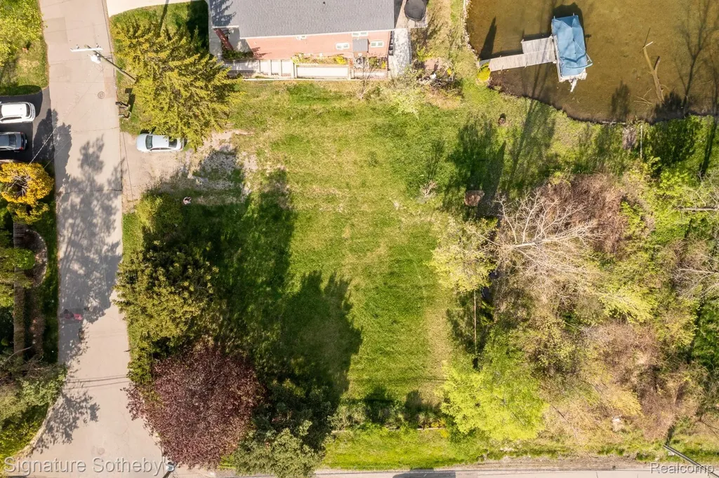 1389 S Cass Lake Road Waterford Charter Township MI 48328