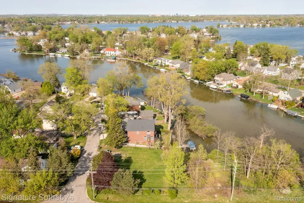 1389 S Cass Lake Road Waterford Charter Township MI 48328