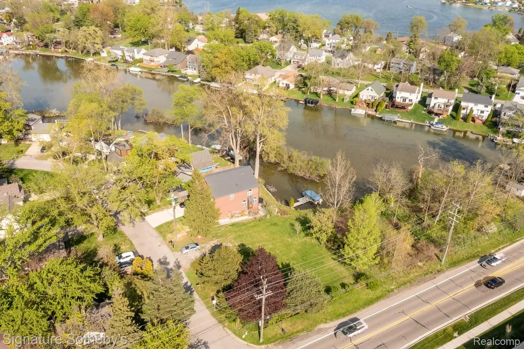 1389 S Cass Lake Road Waterford Charter Township MI 48328