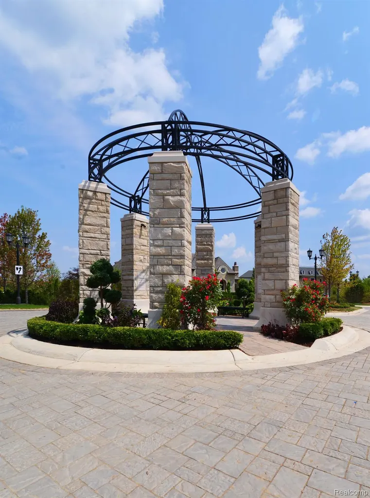 2520 Creekside Court Oakland Charter Township MI 48306