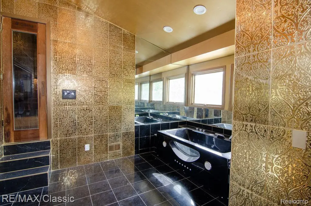 3865 Stonecrest Road West Bloomfield Charter Township MI 48322