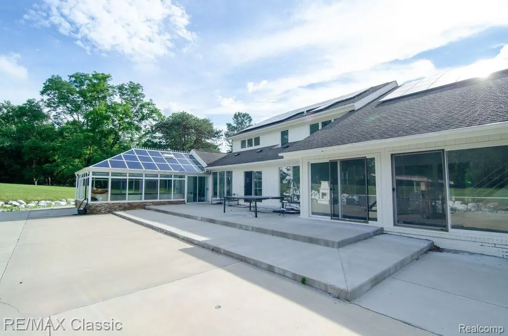 3865 Stonecrest Road West Bloomfield Charter Township MI 48322