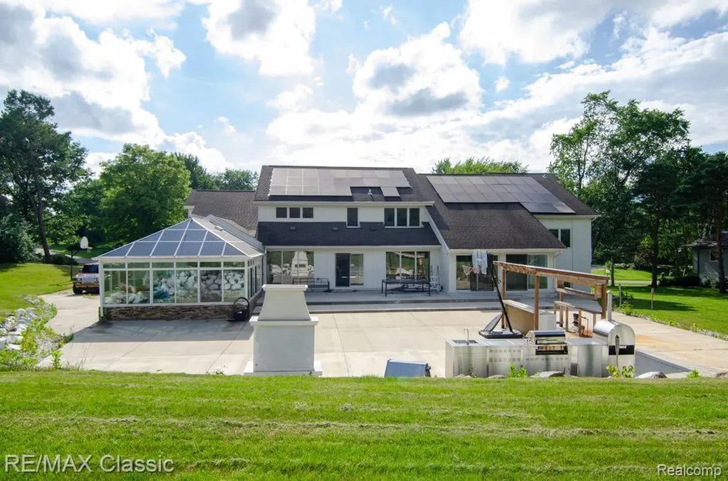 3865 Stonecrest Road West Bloomfield Charter Township MI 48322