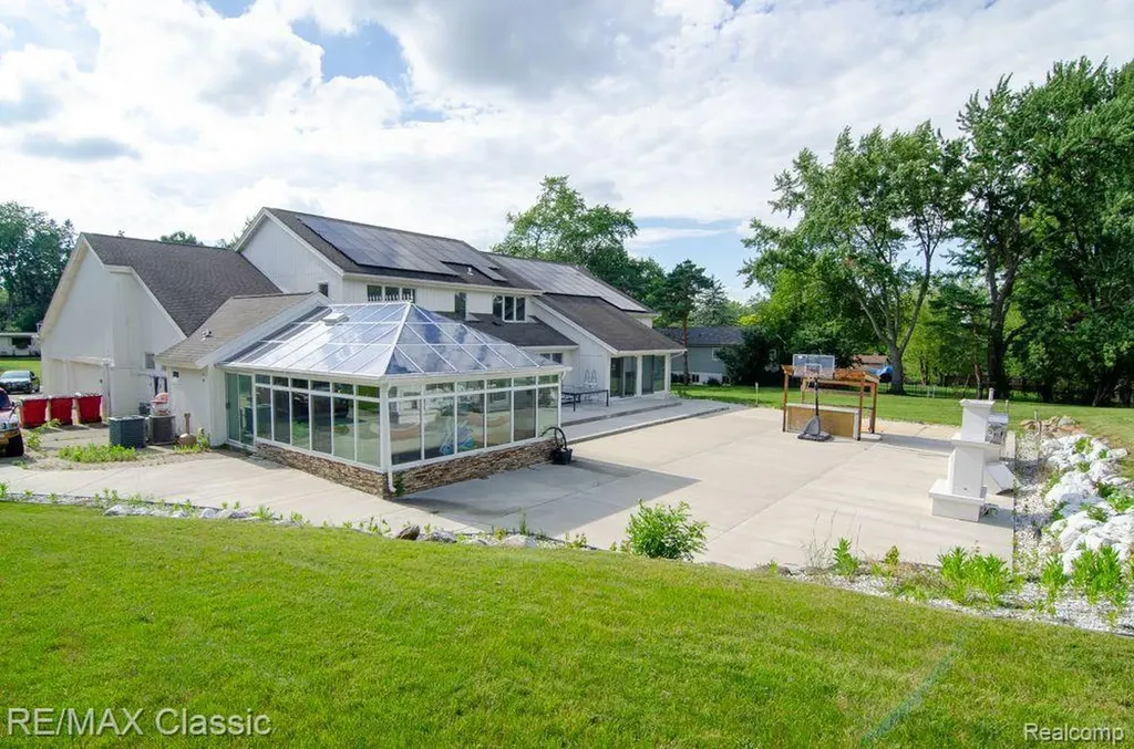 3865 Stonecrest Road West Bloomfield Charter Township MI 48322