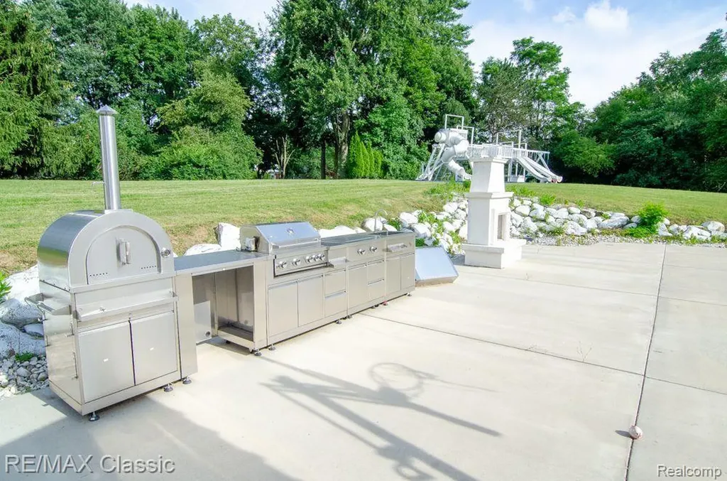 3865 Stonecrest Road West Bloomfield Charter Township MI 48322