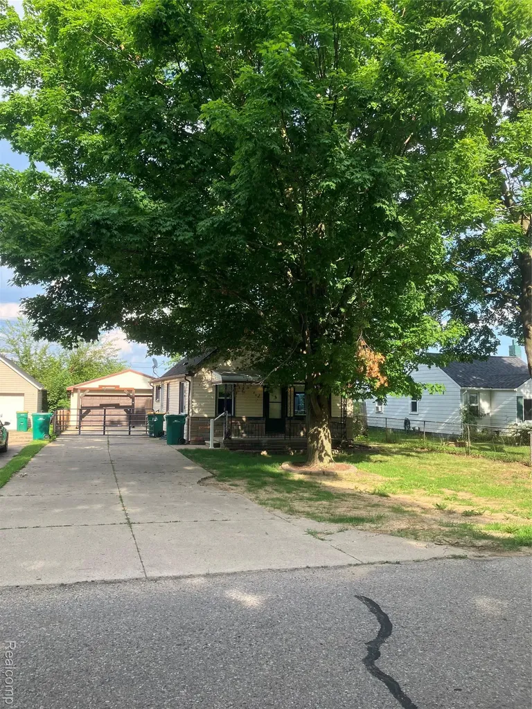 808 Lamay Avenue Ypsilanti City MI 48198