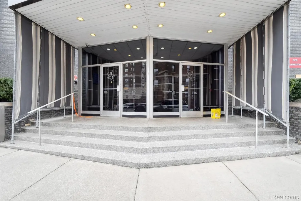 8200 E Jefferson Detroit City MI 48214