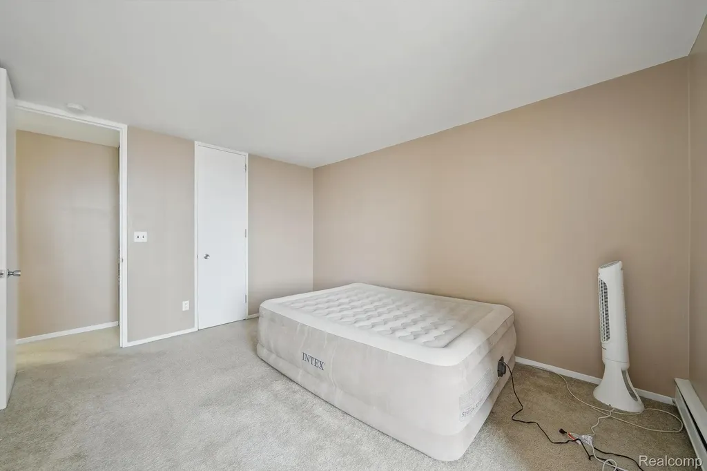 8200 E Jefferson Detroit City MI 48214