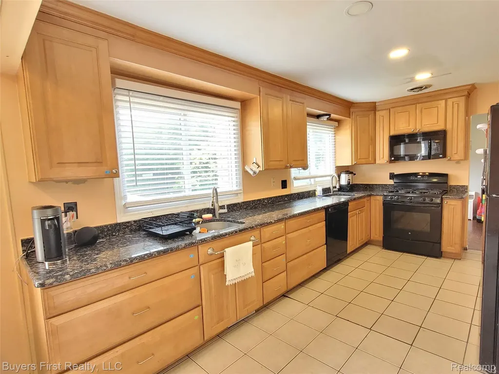 26040 Marlowe Place Oak Park City MI 48237