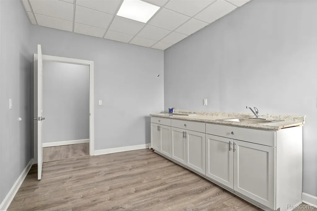 32413 Michigan Avenue Wayne City MI 48184
