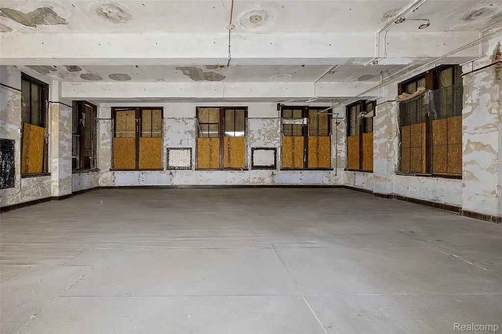 8411 E Forest Avenue Detroit City MI 48214