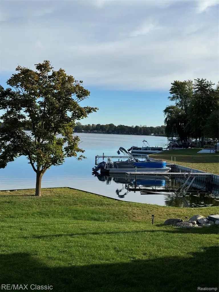3482 Ponemah Drive Fenton City MI 48430