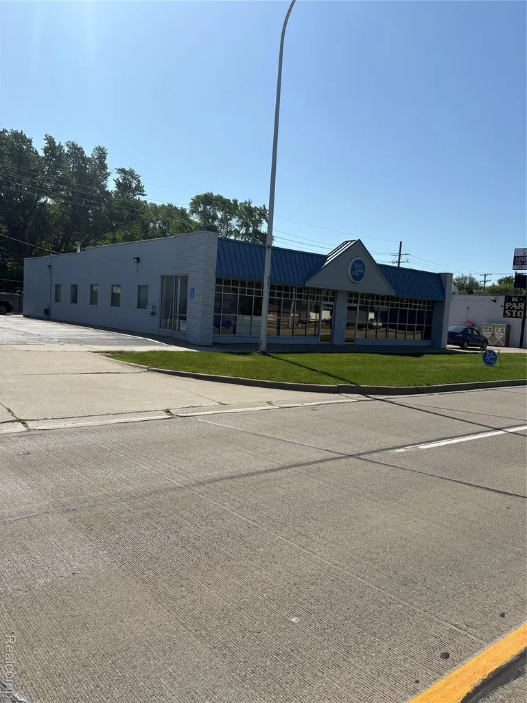 27320 Harper Avenue St. Clair Shores City MI 48081