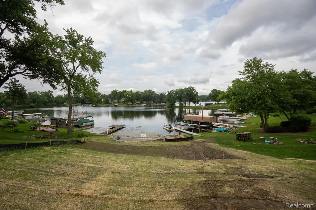 10418 King Road Springfield Charter Township MI 48350