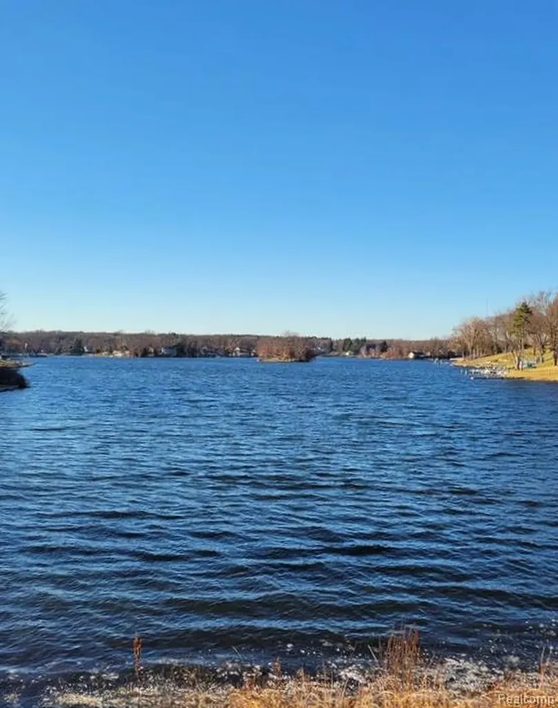 10418 King Road Springfield Charter Township MI 48350