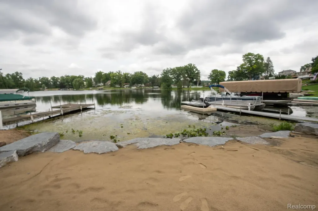 10418 King Road Springfield Charter Township MI 48350