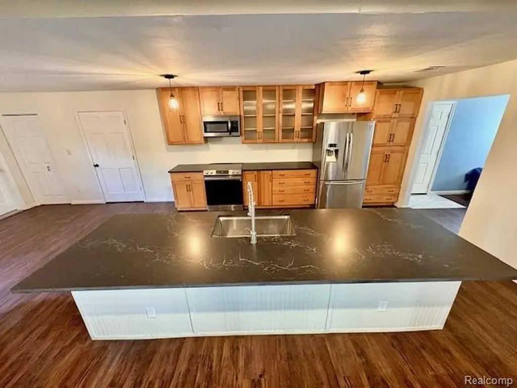 2095 M 140 Benton Harbor City MI 49022