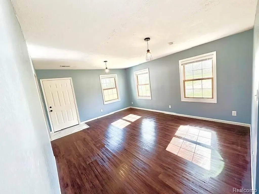 2095 M 140 Benton Harbor City MI 49022