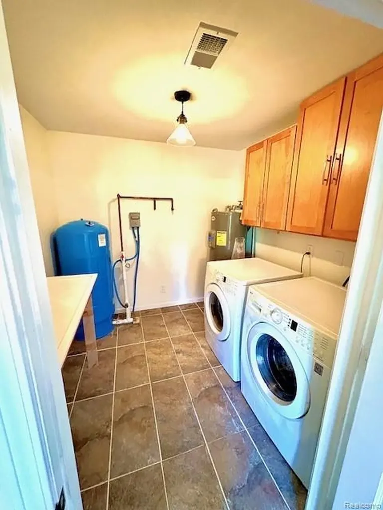 2095 M 140 Benton Harbor City MI 49022