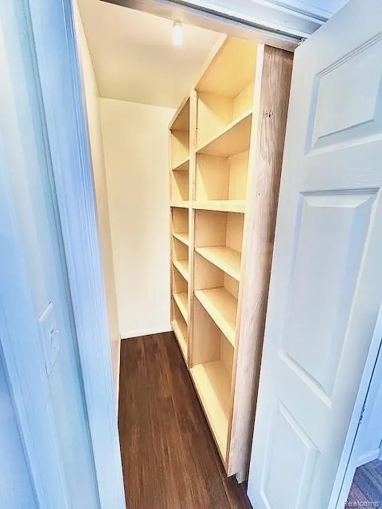 2095 M 140 Benton Harbor City MI 49022