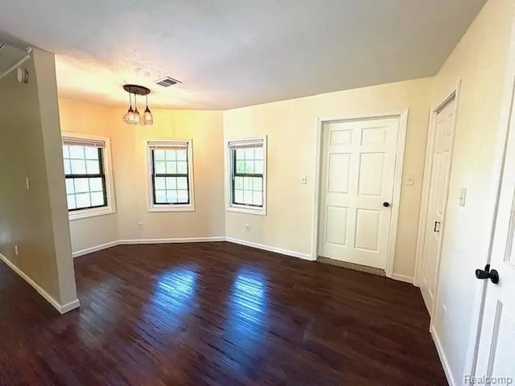 2095 M 140 Benton Harbor City MI 49022