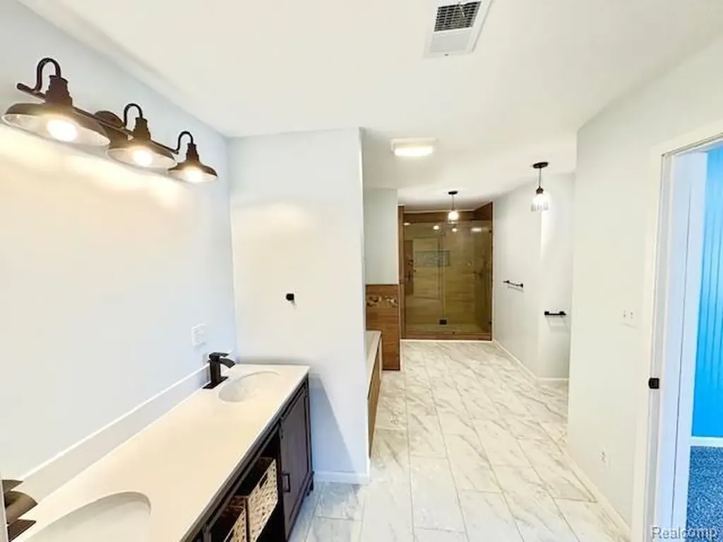 2095 M 140 Benton Harbor City MI 49022
