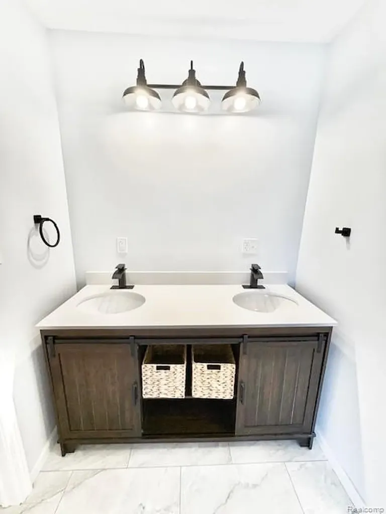 2095 M 140 Benton Harbor City MI 49022