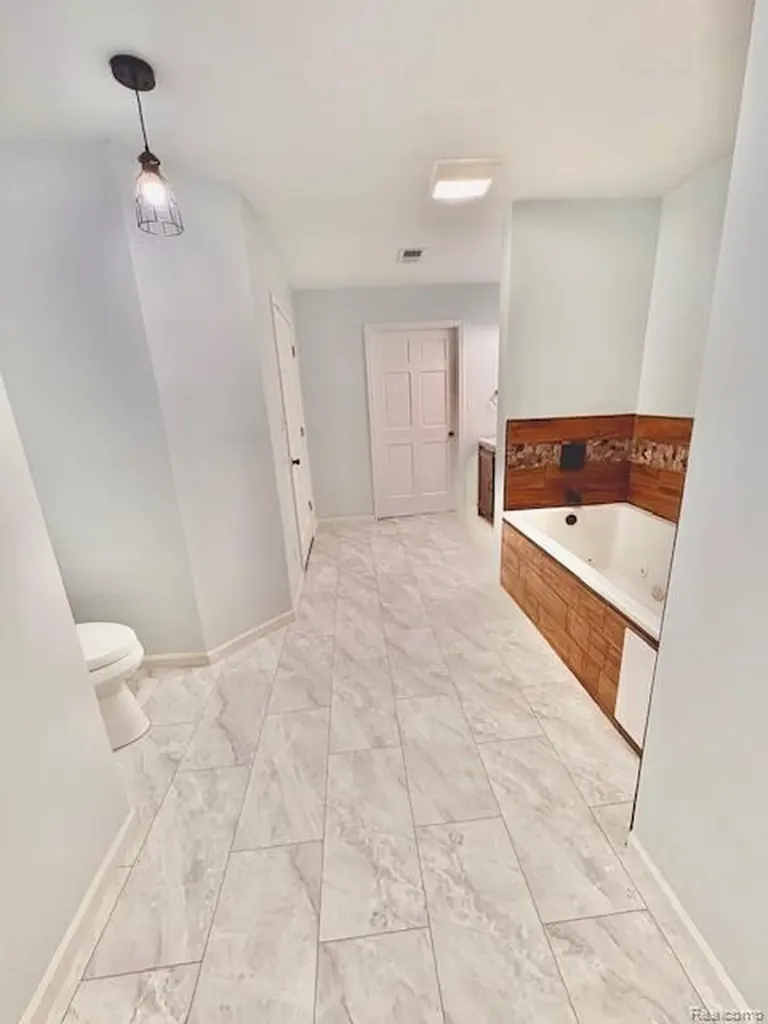 2095 M 140 Benton Harbor City MI 49022