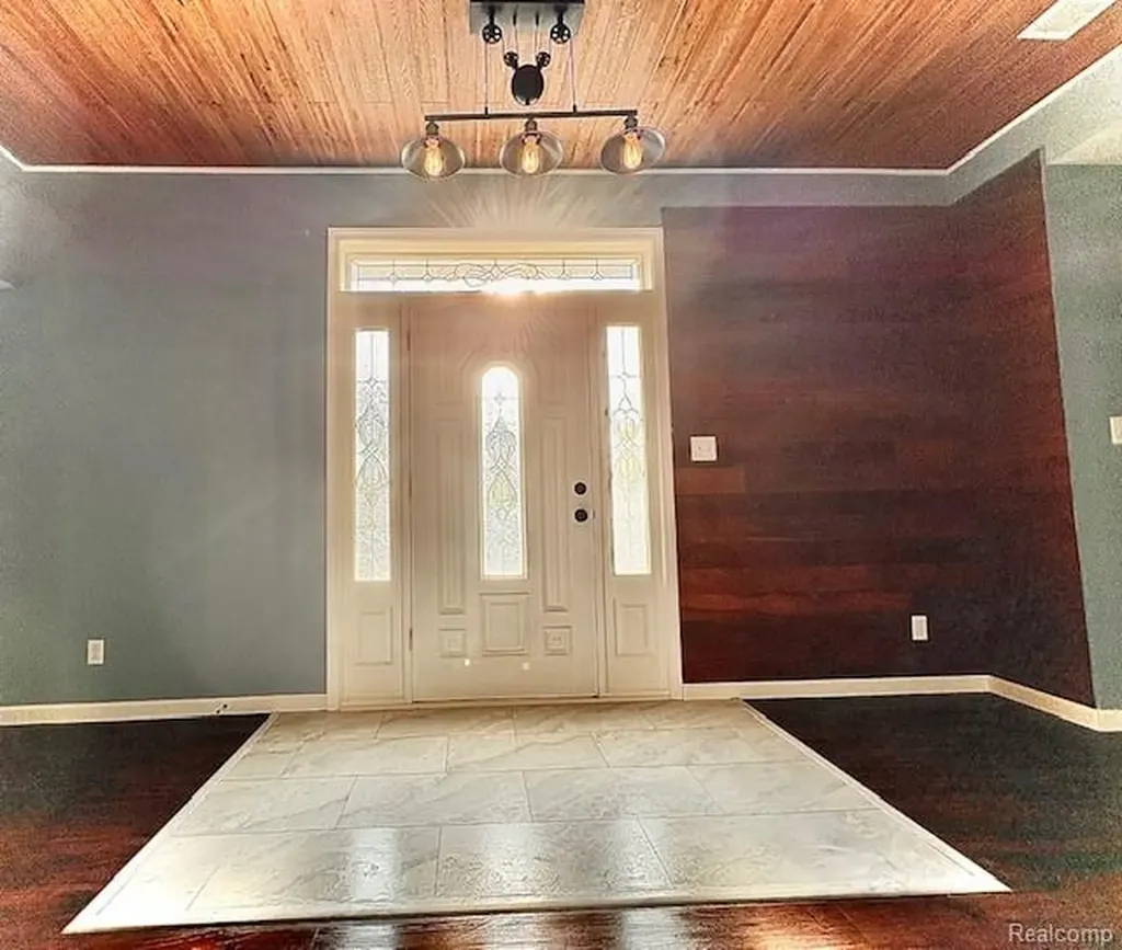 2095 M 140 Benton Harbor City MI 49022