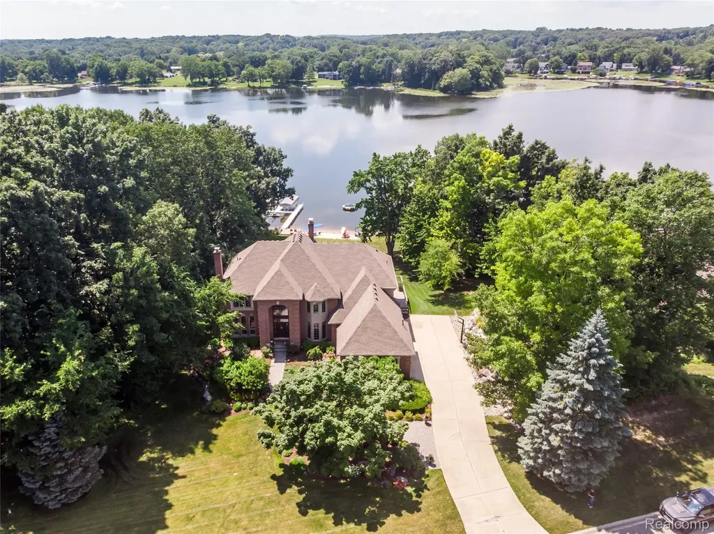 3166 Beach Lake Drive W Brighton Township MI 48380