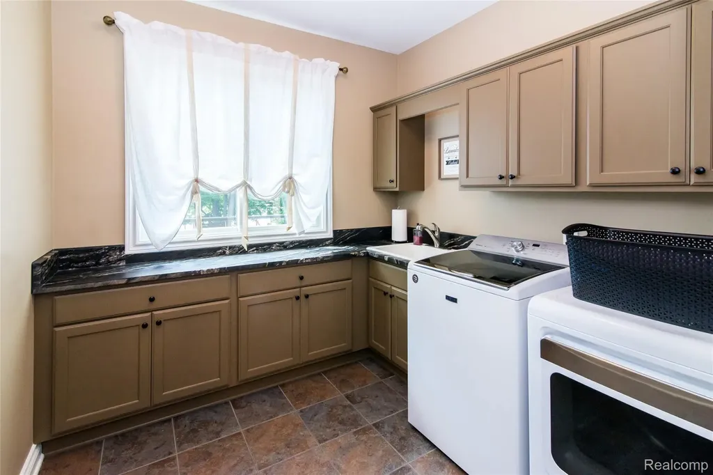 3166 Beach Lake Drive W Brighton Township MI 48380