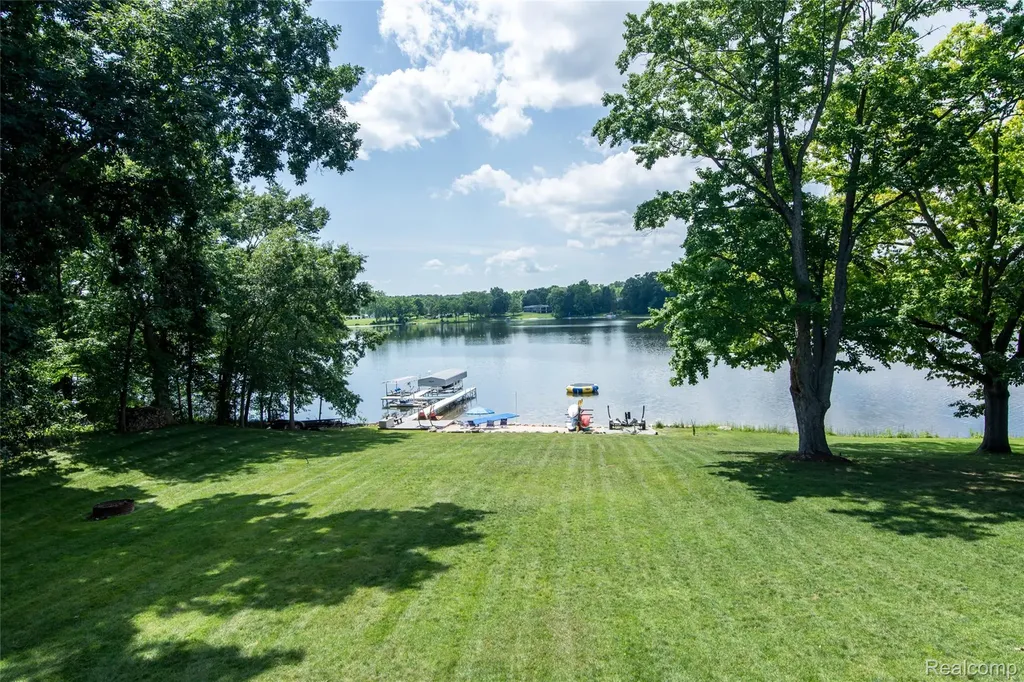 3166 Beach Lake Drive W Brighton Township MI 48380