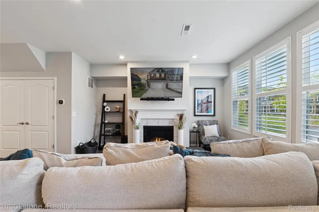 765 Hummingbird Drive Rochester Hills City MI 48307