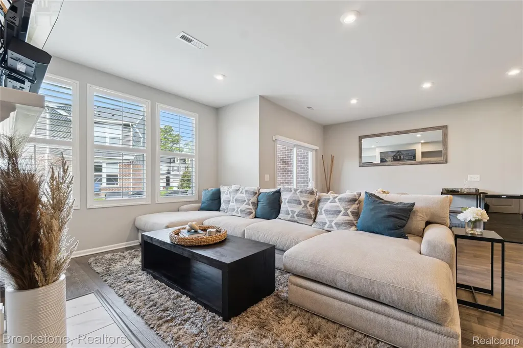 765 Hummingbird Drive Rochester Hills City MI 48307