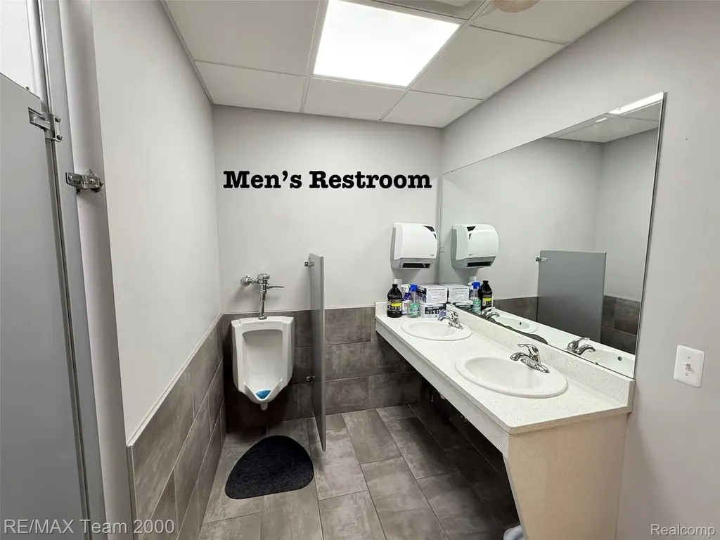28975 Grand River Avenue Farmington City MI 48336