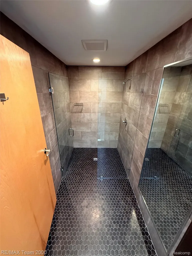 28975 Grand River Avenue Farmington City MI 48336