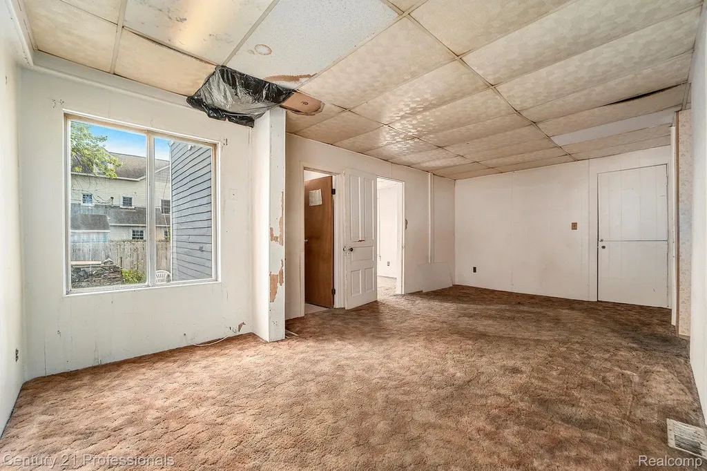 428 East Street Rochester City MI 48307