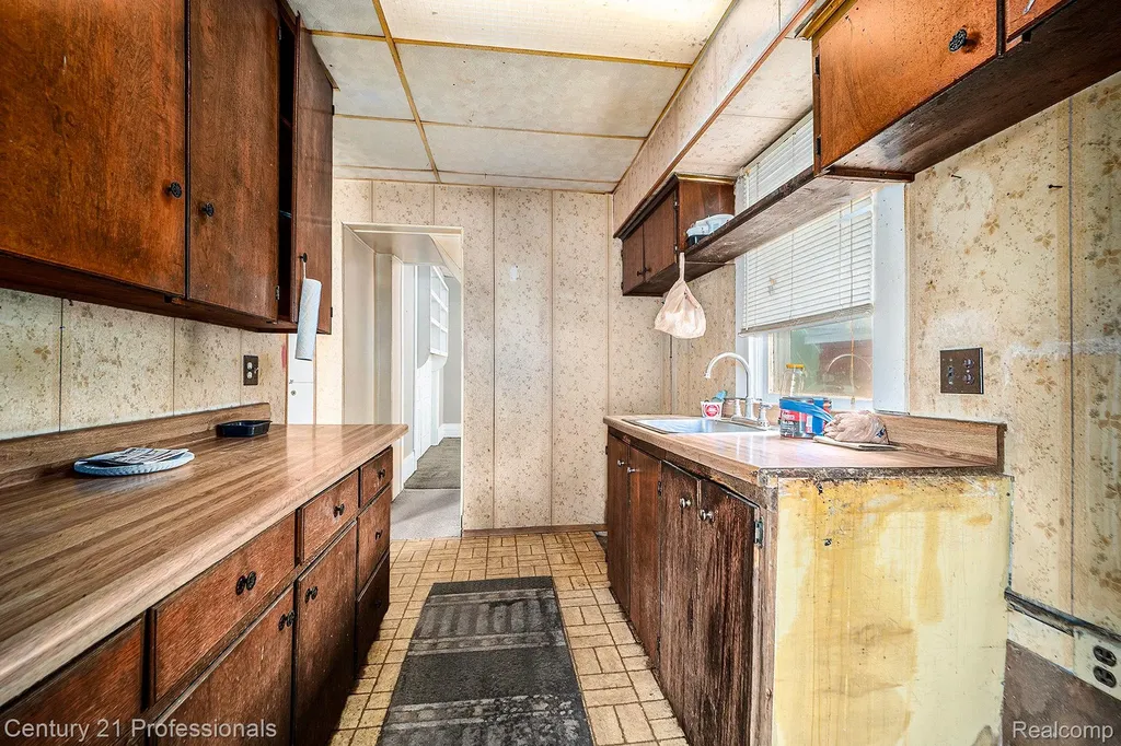 428 East Street Rochester City MI 48307