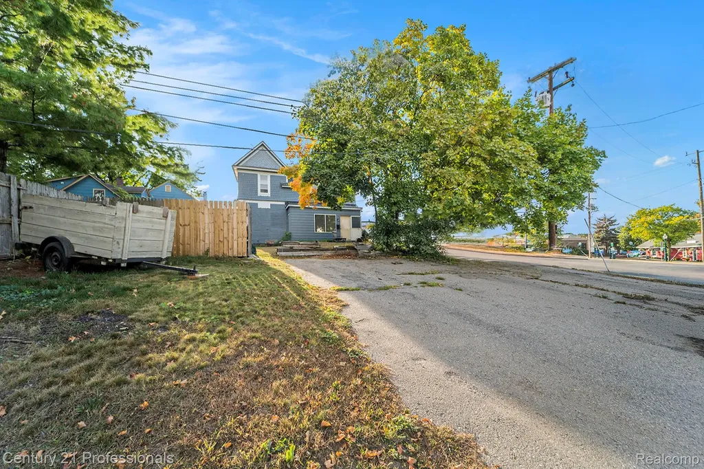 428 East Street Rochester City MI 48307