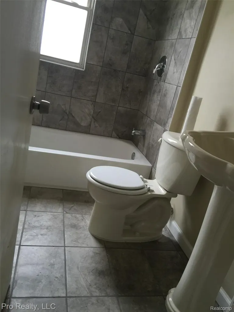 1044 Cloverlawn Avenue Lincoln Park City MI 48146