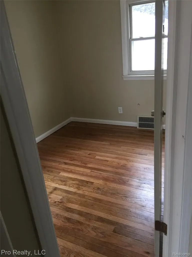1044 Cloverlawn Avenue Lincoln Park City MI 48146