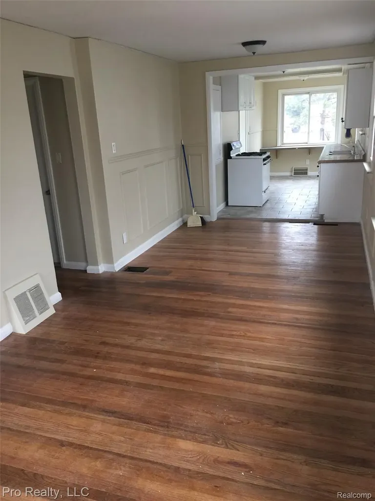 1044 Cloverlawn Avenue Lincoln Park City MI 48146