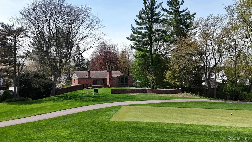 3880 Oakland Drive Bloomfield Hills City MI 48301