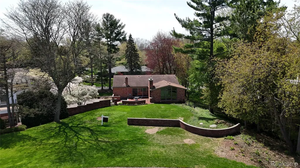 3880 Oakland Drive Bloomfield Hills City MI 48301