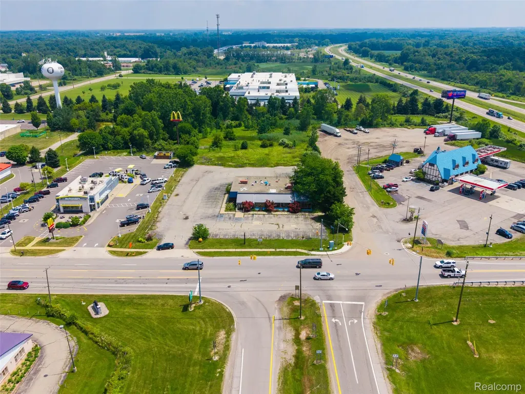 963 S Grand Avenue Fowlerville Village MI 48836